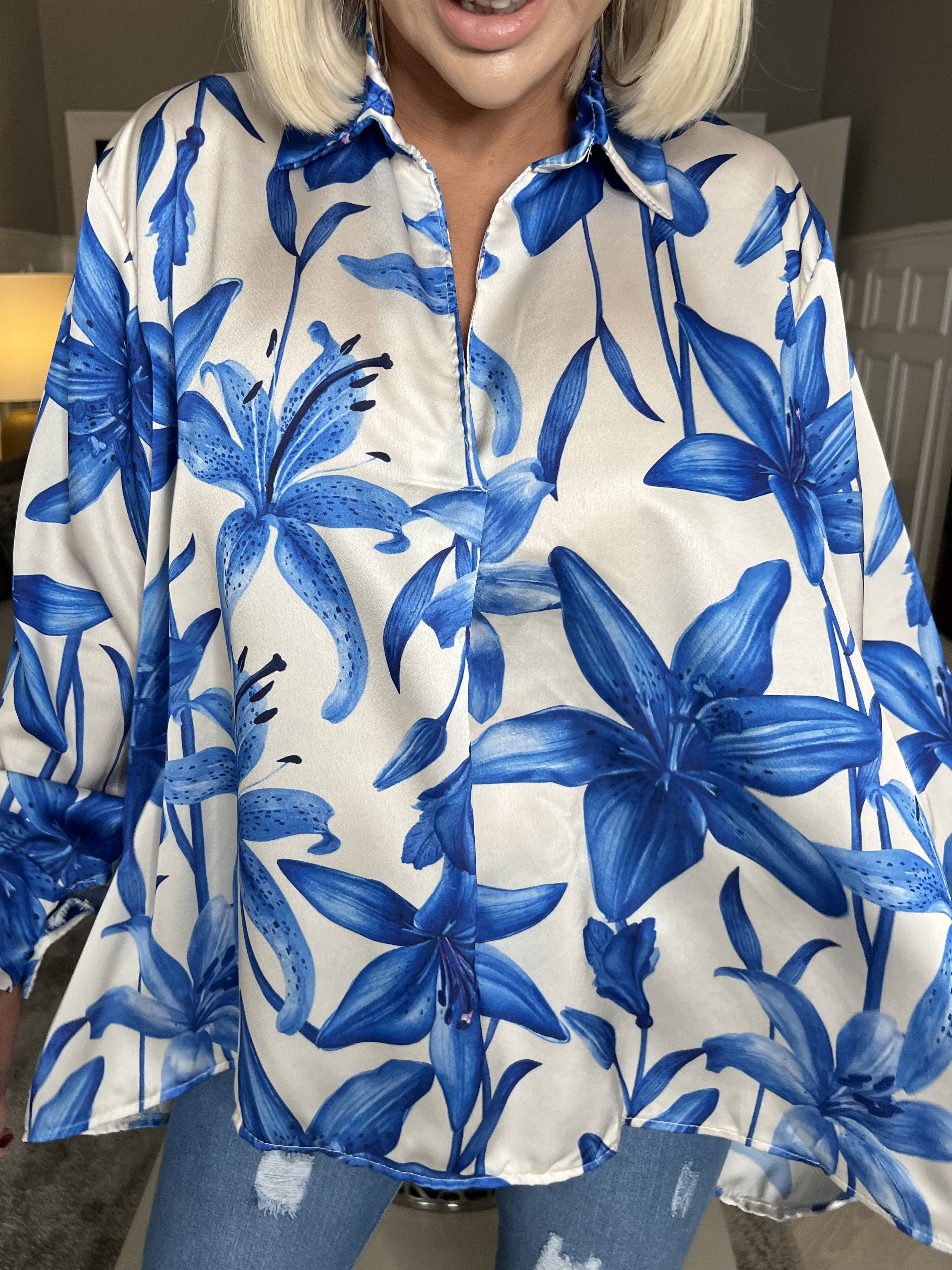 Paradise - Söt skjorta i silkeslook med liljemotiv - Black